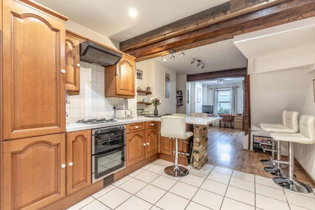 4 Bed 3 Baths In Central Windsor! Walk 2 All The Sights! Legoland 5 Min Drive Exterior foto