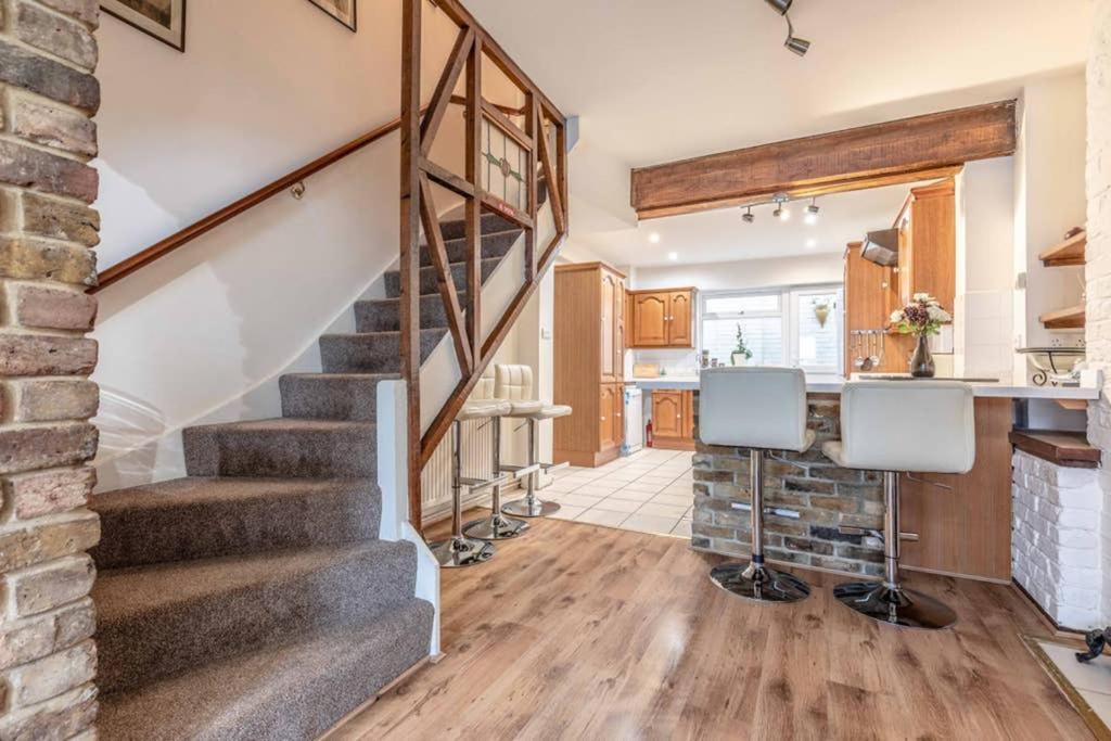 4 Bed 3 Baths In Central Windsor! Walk 2 All The Sights! Legoland 5 Min Drive Exterior foto