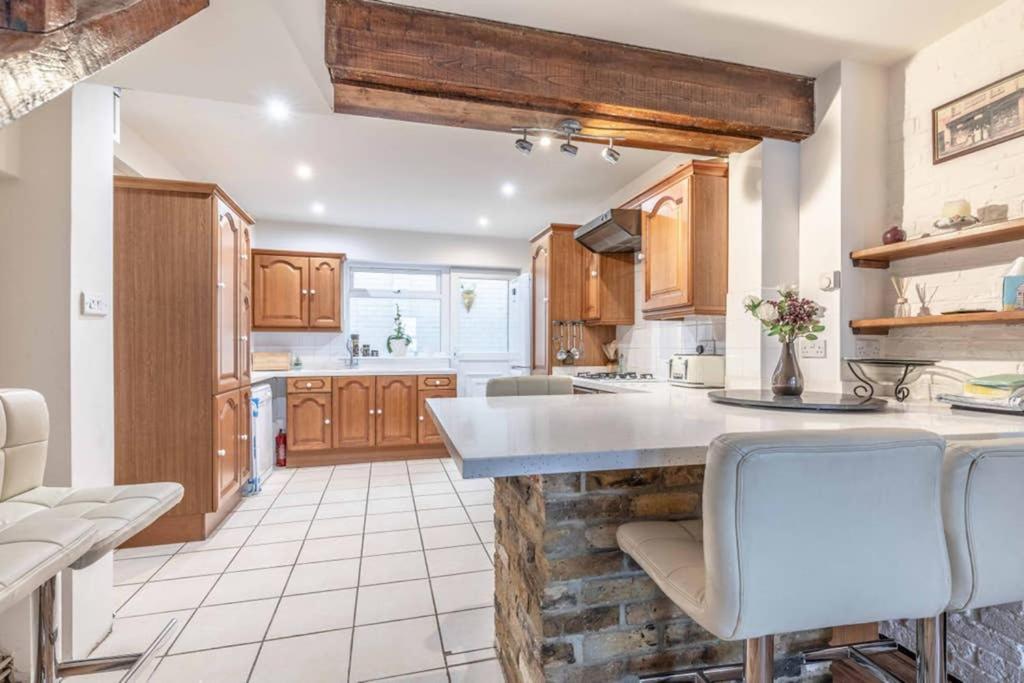 4 Bed 3 Baths In Central Windsor! Walk 2 All The Sights! Legoland 5 Min Drive Exterior foto